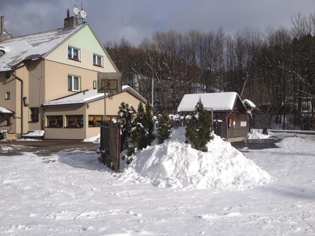 Penzion54 & Restaurace Ostrov  Exteriör bild