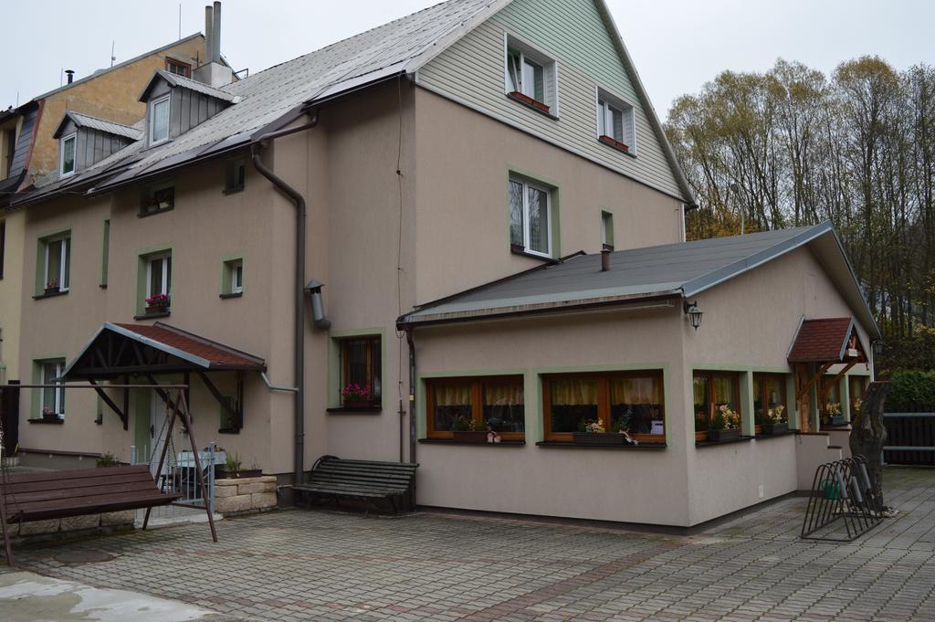 Penzion54 & Restaurace Ostrov  Exteriör bild